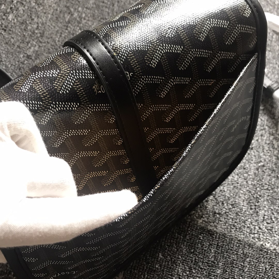 GOYARD BELVEDERE⬇️单扣邮差包配有灵巧的肩带和安全的闭合系统，适合各种场合，简约优雅且轻