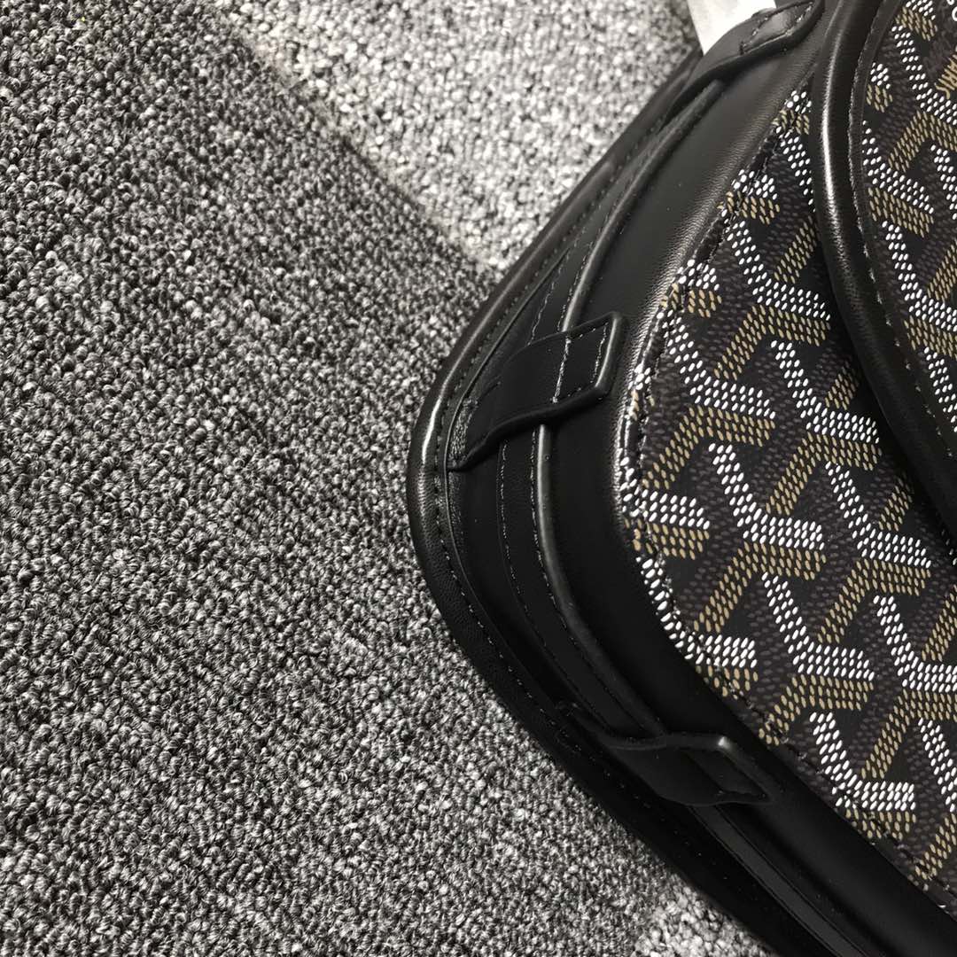 GOYARD BELVEDERE⬇️单扣邮差包配有灵巧的肩带和安全的闭合系统，适合各种场合，简约优雅且轻
