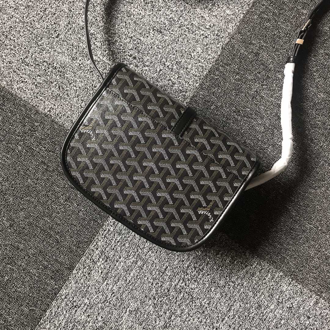 GOYARD BELVEDERE⬇️单扣邮差包配有灵巧的肩带和安全的闭合系统，适合各种场合，简约优雅且轻