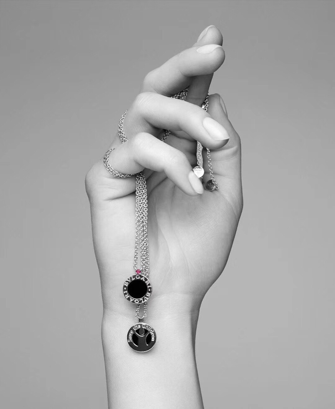 NO:639384,BV19 10th Anniversary Charity Little Red Man Necklace. Purchased in April and made with genuine products. This medallion necklace is classic and super versatile. It can be worn on both sides. The front is black agate and the back is a hollowed-out Red Man logo. The details are so perfect. The material is the same as the original product. 925 sterling silver. Bvlgari necklace, Bottega Veneta, Bvlgari, necklace, pure silver.19860909BV19年 十周年纪念慈善小红人项链 4月份购入正 品打造 这款圆牌项链经典又超级百搭的款式 双面戴法正面是黑玛瑙反面镂空的小红人标志 细节实在太完美了 跟正品一致材质925纯银材质,宝格丽项链,bottega veneta,bvlgari,necklace,pure silver,Jewelry