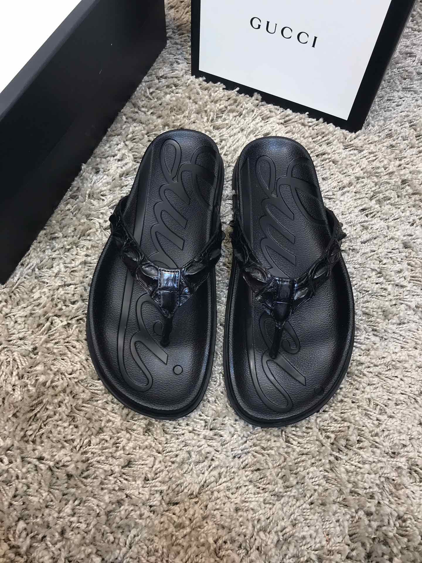 NO:351397,Batch new spring and summer products The store manager recommends [Precision products. Crocodile head bone] [Crocodile sandals] Thai Siamese crocodile leather, counter quality, quality level, simple and fashionable, luxurious and atmospheric, gentlemanly style, Baidu, casual and temperament 38/45; tire bottom is the highlight, wear-resistant and non-slip, absolutely suitable for you who know how to taste life!  , crocodile skin19860909批 春夏新品 店长隆重推荐【臻品.鳄鱼首骨】【鳄鱼凉拖臻品】泰国暹罗鳄鱼皮 专柜精品 质量属精品级别 简单时尚 奢华大气 绅士风度百度 休闲不失气质 38/45；轮胎大底是亮点 耐磨防滑 绝对适合懂得品味生活的您！,,crocodile skin,Men's shoes