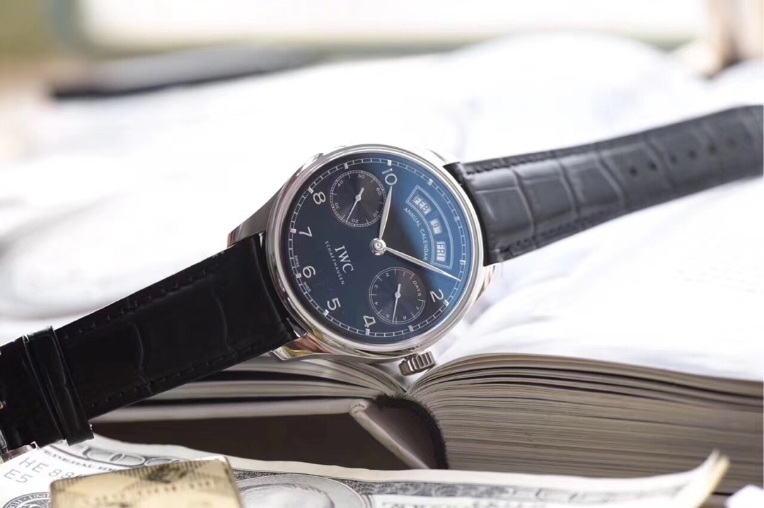 NO:687759,A great gift from all nations!  The highest version on the market, IWC Portuguese Annual Calendar watch IW50350144mm diameter, clean white surface, customized 52850 movement function synchronized with the original (month, calendar and week display, truly adjustable, the only fully functional version on the market)  Using a high-permeability coated pot cover sapphire mirror, the visual effect is extraordinary. The brushing process of the case is comparable to the original, and it is perfectly polished. As the backbone between the perpetual calendar and the ordinary calendar watch, this is bound to become the first small batch of the eye-catching replica star. Orders are now accepted, iwc19860909万国巨献！到货市面最高版本,万国葡萄牙年历腕表精品IW50350144mm直径,干净白面,定制52850机芯功能同步原装（月份,日历及星期显示,真实可调,市面唯一实现全功能的版本）采用高通透度的镀膜锅盖蓝宝石镜面,视觉效果非凡表壳拉丝工艺媲美正品,打磨完美作为介乎于万年历与普通日历腕表间的中坚力量,这势必成为瞩目的复刻新星首批少量,现接受下单,,iwc,Watch