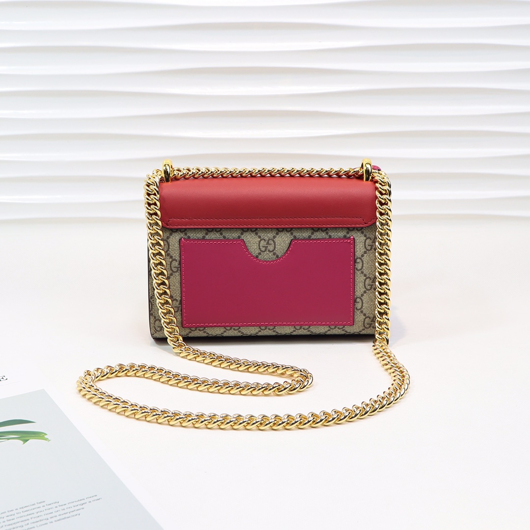 🔥🔥🔥 Padlock 系列高级人造帆布手提包🍀 具有结构感的手提包🌸 配以钥匙锁扣开关🌺 灵感来源于档案包🐯 同时附有皮革钥匙套。肩带与顶部提手相连，打造更为简约的造型，与公文包交相呼应。型号：409487PVC，尺寸：20x13x8cm