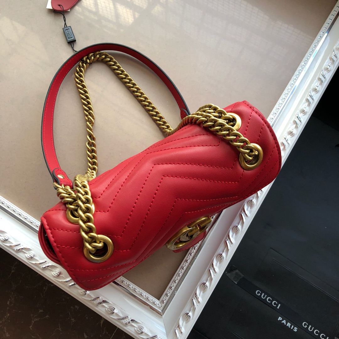  ❤️❤️❤️【GUCCI古驰】GG Marmont 系列链带迷你肩背包采用颇具结构感的柔软造型和超大号