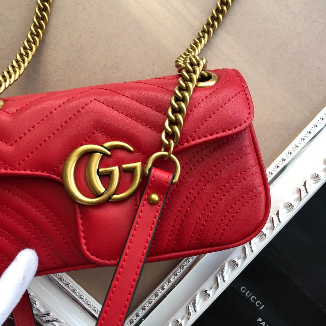  ❤️❤️❤️【GUCCI古驰】GG Marmont 系列链带迷你肩背包采用颇具结构感的柔软造型和超大号