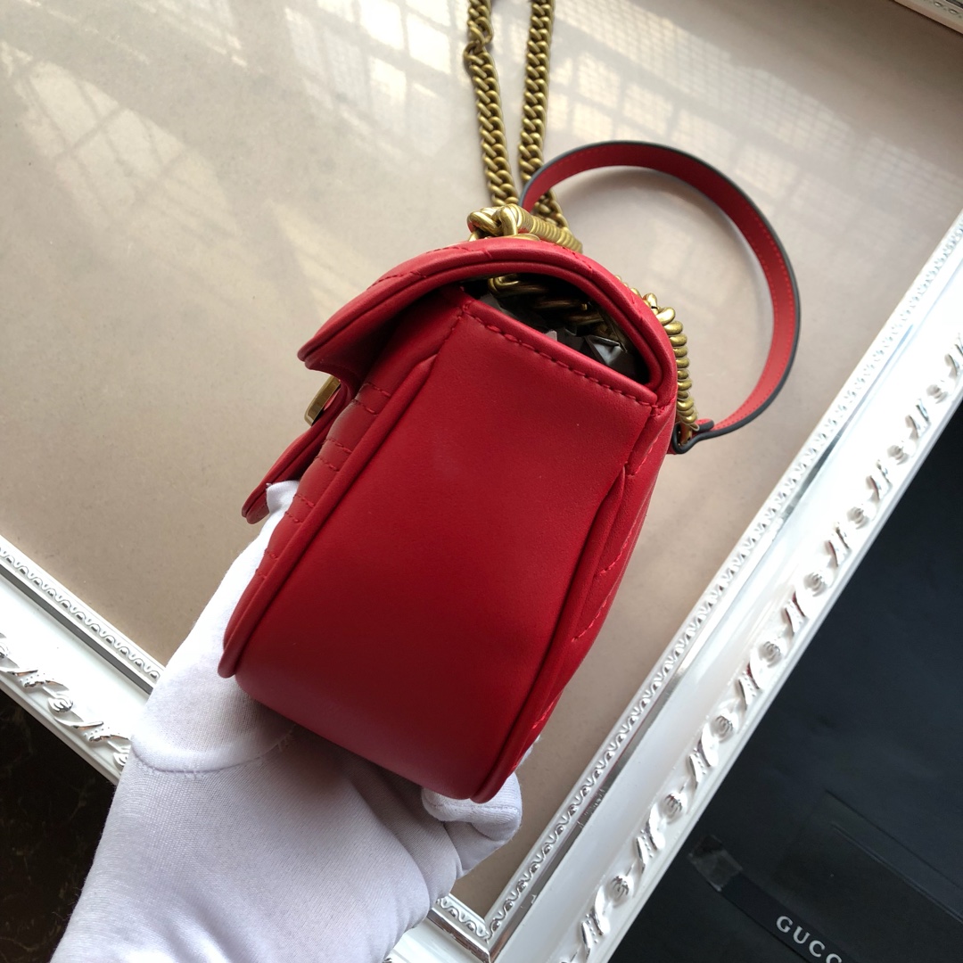  ❤️❤️❤️【GUCCI古驰】GG Marmont 系列链带迷你肩背包采用颇具结构感的柔软造型和超大号