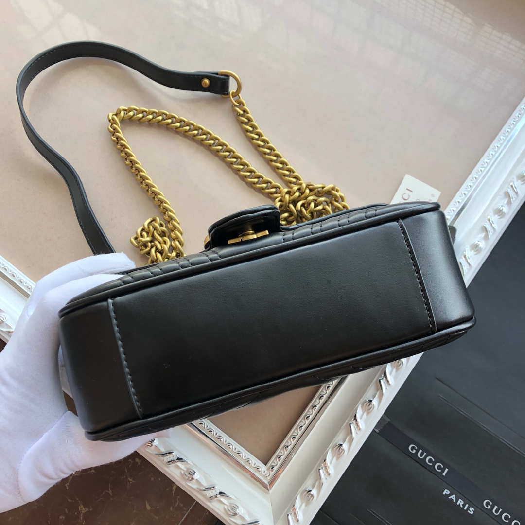  ❤️❤️❤️【GUCCI古驰】GG Marmont 系列链带迷你肩背包采用颇具结构感的柔软造型和超大号