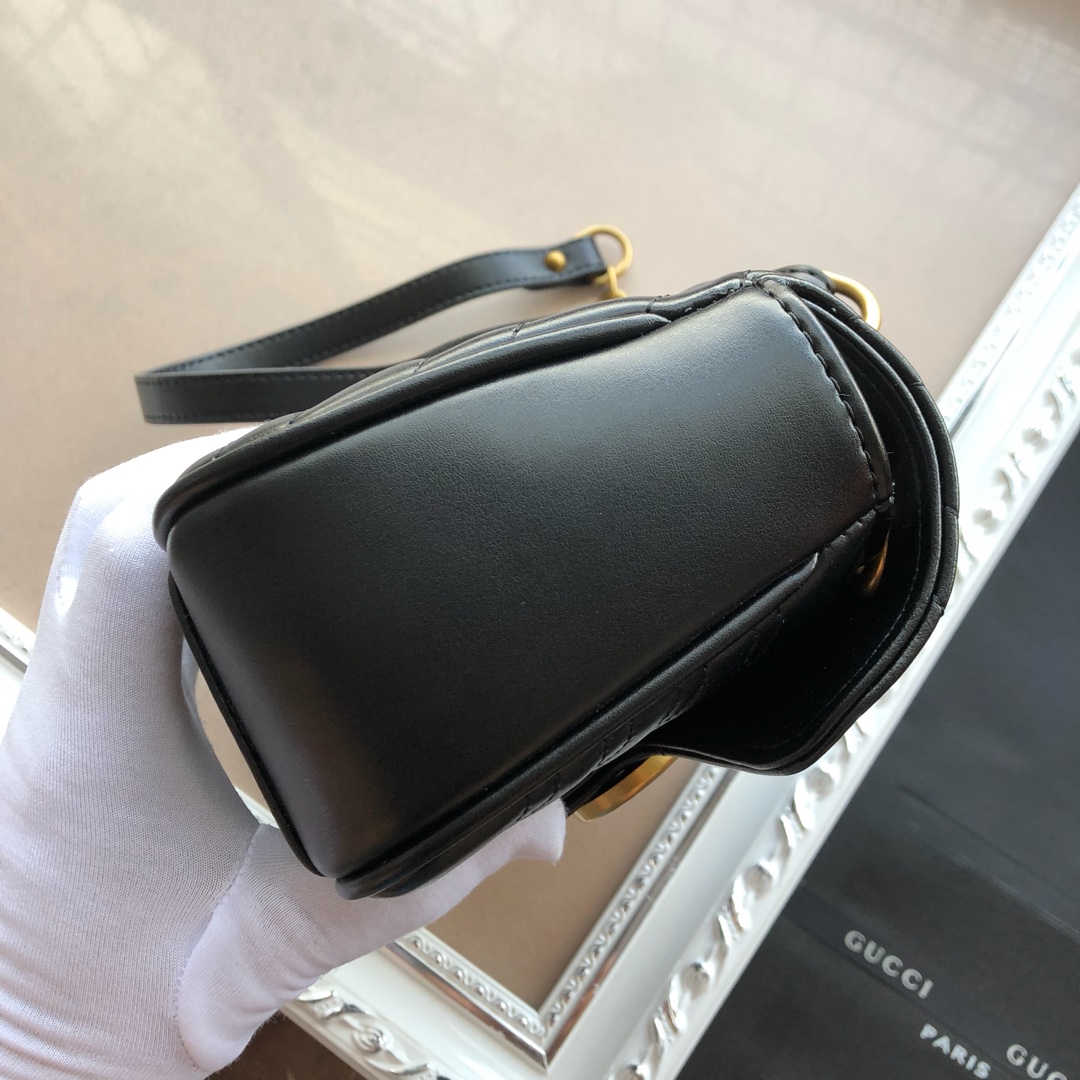  ❤️❤️❤️【GUCCI古驰】GG Marmont 系列链带迷你肩背包采用颇具结构感的柔软造型和超大号