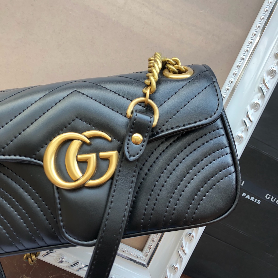  ❤️❤️❤️【GUCCI古驰】GG Marmont 系列链带迷你肩背包采用颇具结构感的柔软造型和超大号