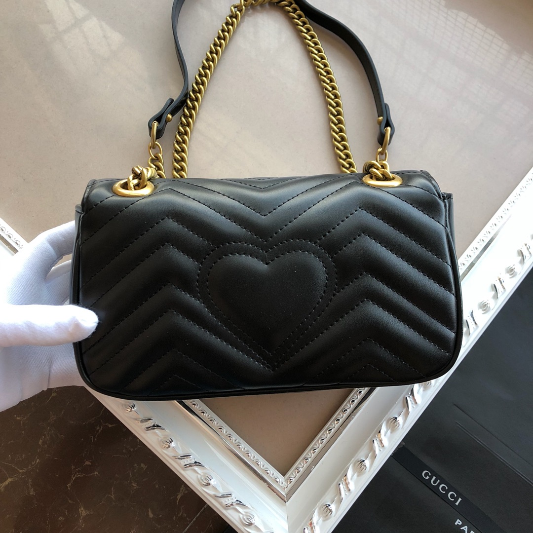  ❤️❤️❤️【GUCCI古驰】GG Marmont 系列链带迷你肩背包采用颇具结构感的柔软造型和超大号