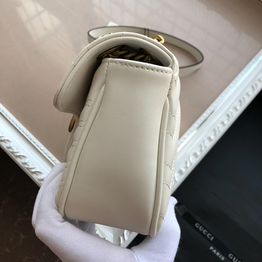  ❤️❤️❤️【GUCCI古驰】GG Marmont 系列链带迷你肩背包采用颇具结构感的柔软造型和超大号