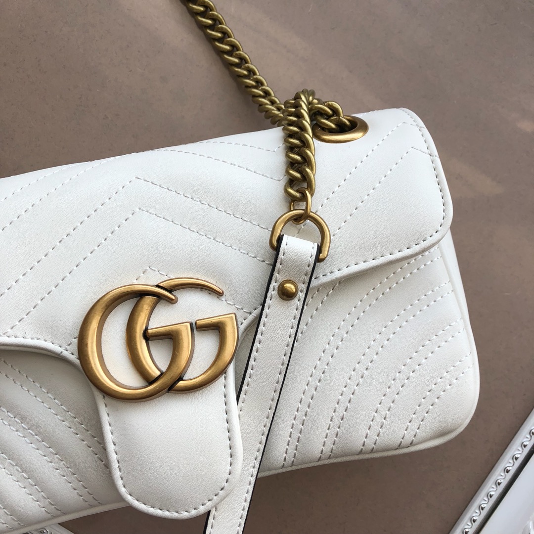  ❤️❤️❤️【GUCCI古驰】GG Marmont 系列链带迷你肩背包采用颇具结构感的柔软造型和超大号