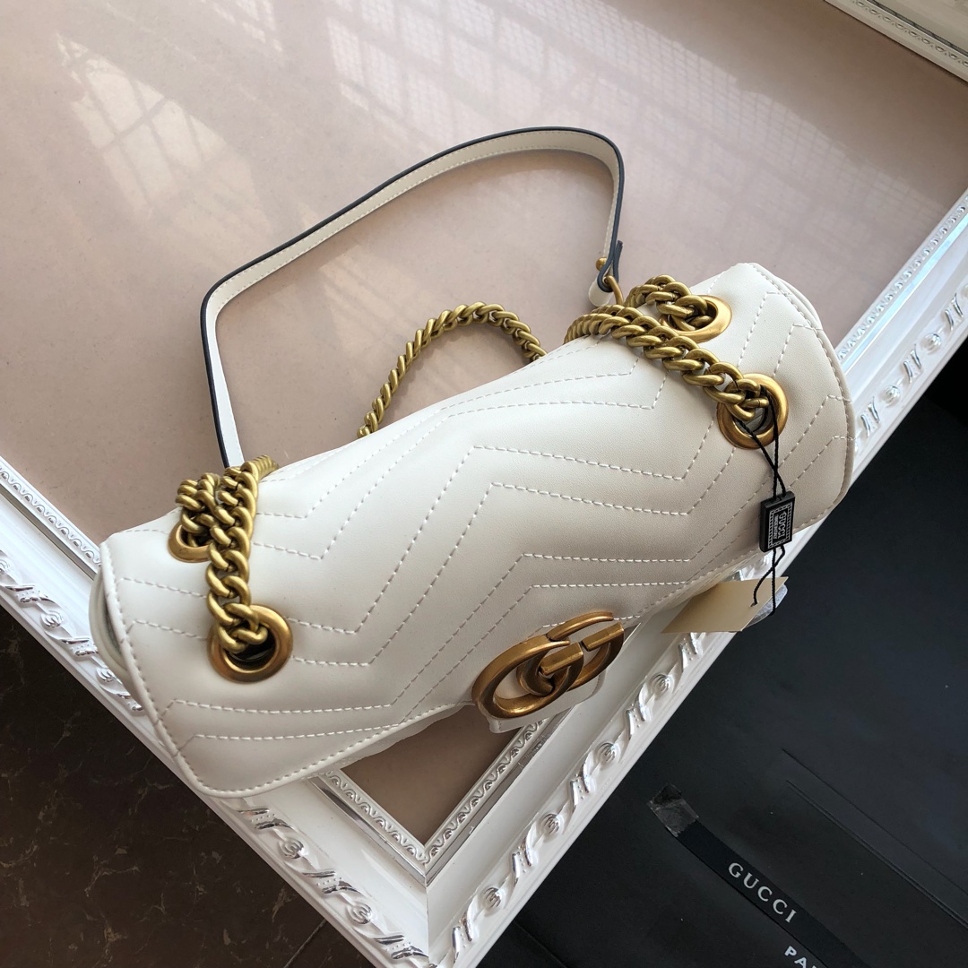  ❤️❤️❤️【GUCCI古驰】GG Marmont 系列链带迷你肩背包采用颇具结构感的柔软造型和超大号