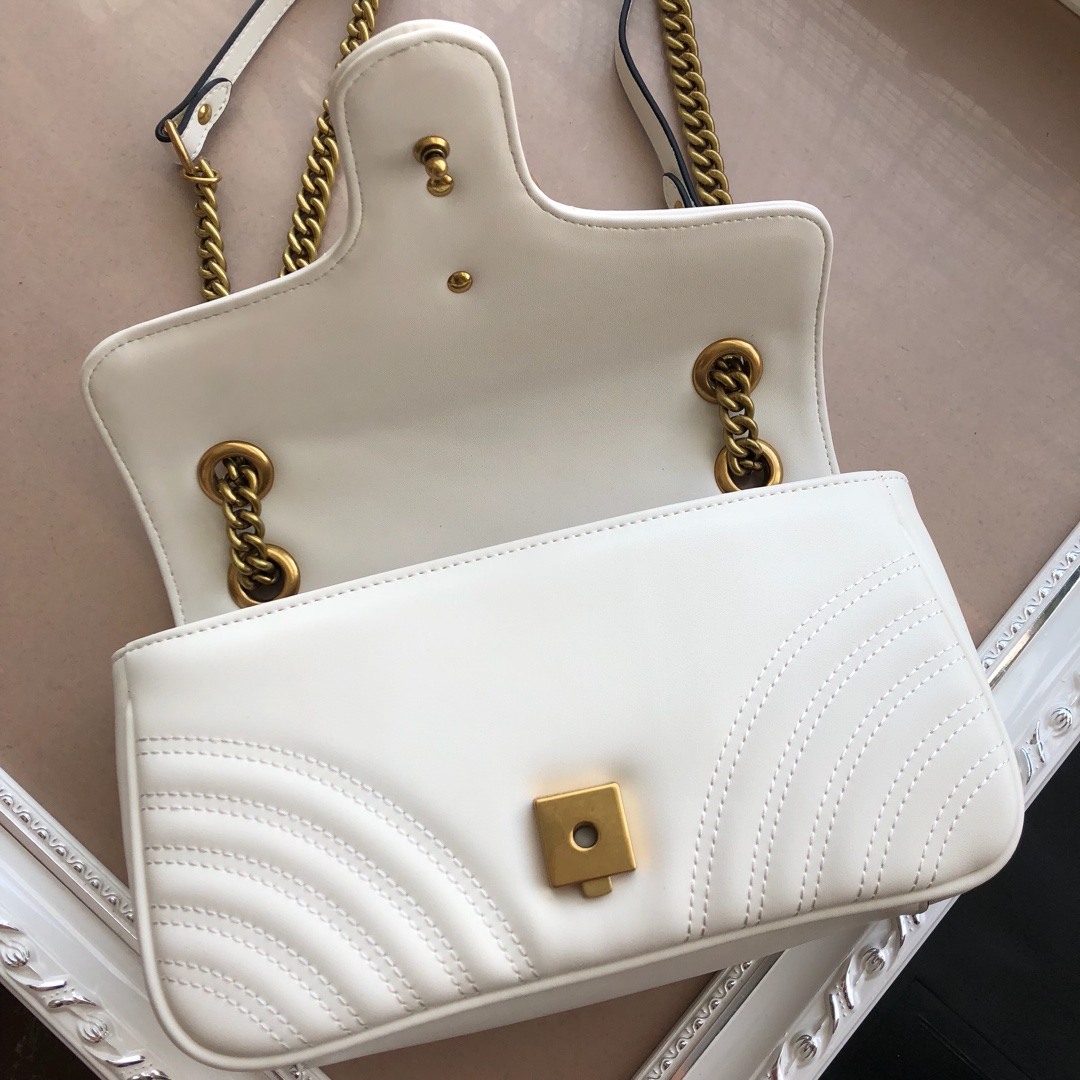  ❤️❤️❤️【GUCCI古驰】GG Marmont 系列链带迷你肩背包采用颇具结构感的柔软造型和超大号