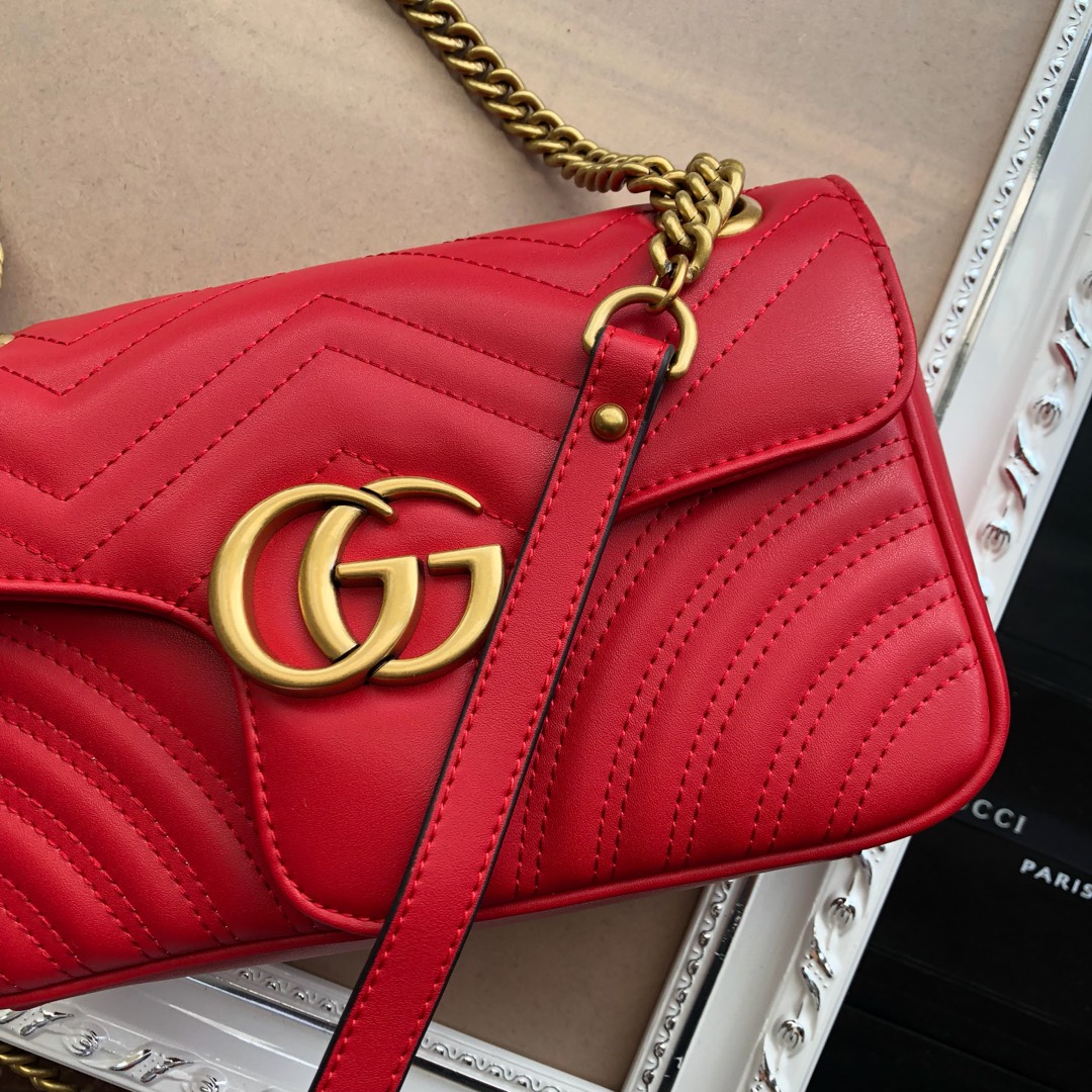  ❤️❤️❤️【GUCCI古驰】GG Marmont 系列链带迷你肩背包采用颇具结构感的柔软造型和超大号