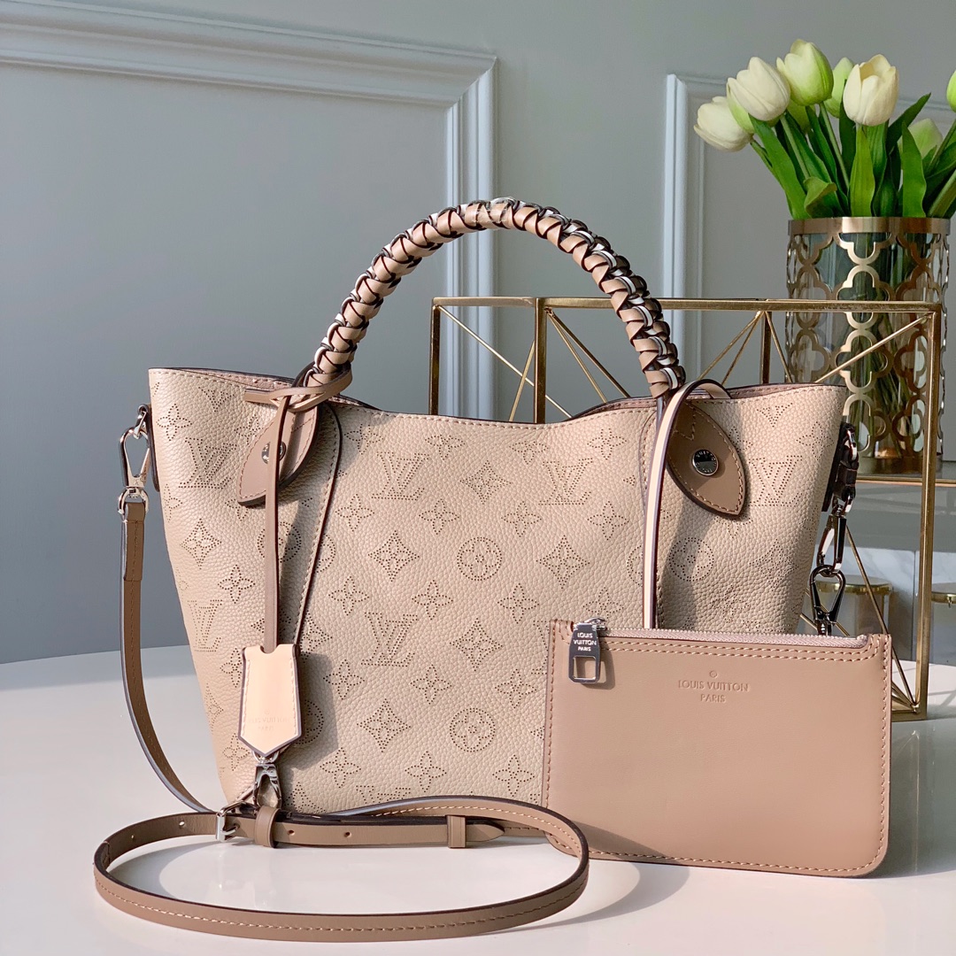 Shop Designer
 Louis Vuitton Handbags Bucket Bags Tote Bags Weave Calfskin Cowhide Fall Collection M53914