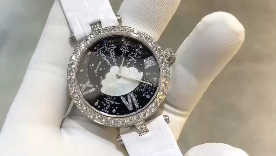 Van Cleef & Arpels 梵克雅宝星空系列女款腕表视频欣赏，亮晶晶色