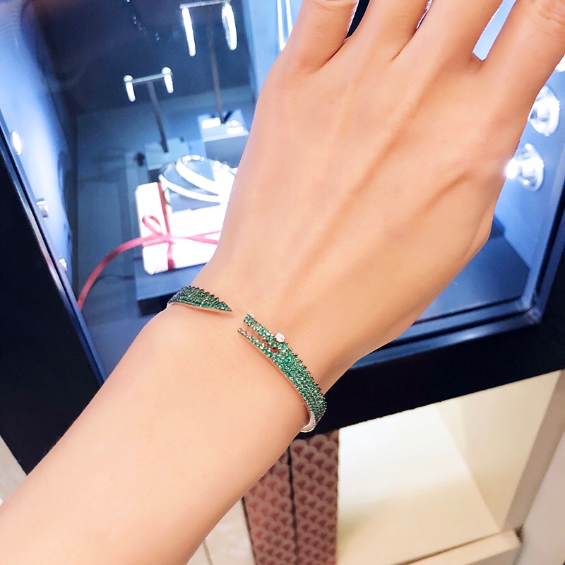 💰115 高品质❗️Apm monaco绿色鳄鱼🐊手镯！绿色和夏天真的很搭！apm的设计师真的服气，把自然界如此冷血的动物设计得如此萌趣，十足冷淡风又古灵精怪～