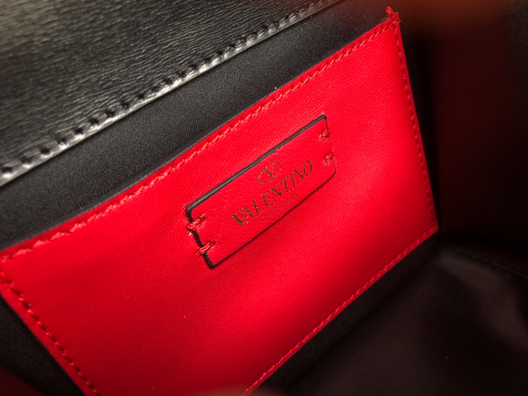 华伦天奴Valentino大V扣复古进口牛皮单肩包0074S