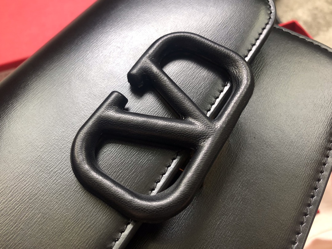 华伦天奴Valentino大V扣复古进口牛皮单肩包0074S