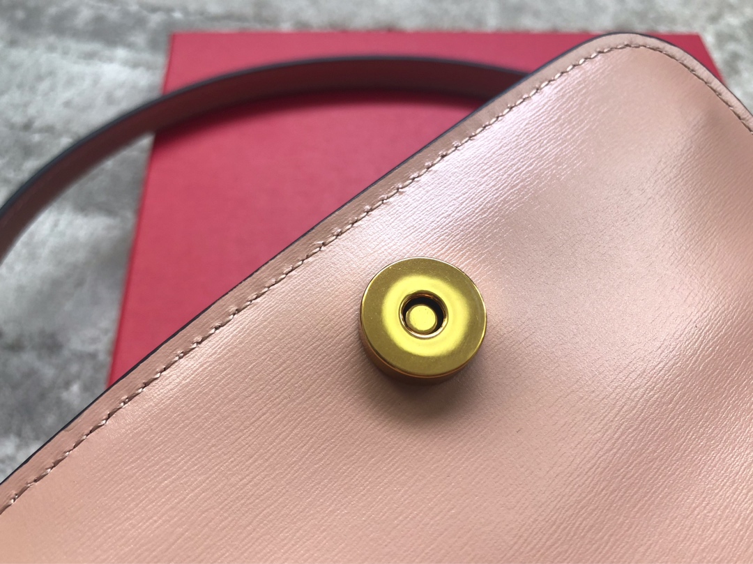 华伦天奴Valentino大V扣复古进口牛皮单肩包0074S