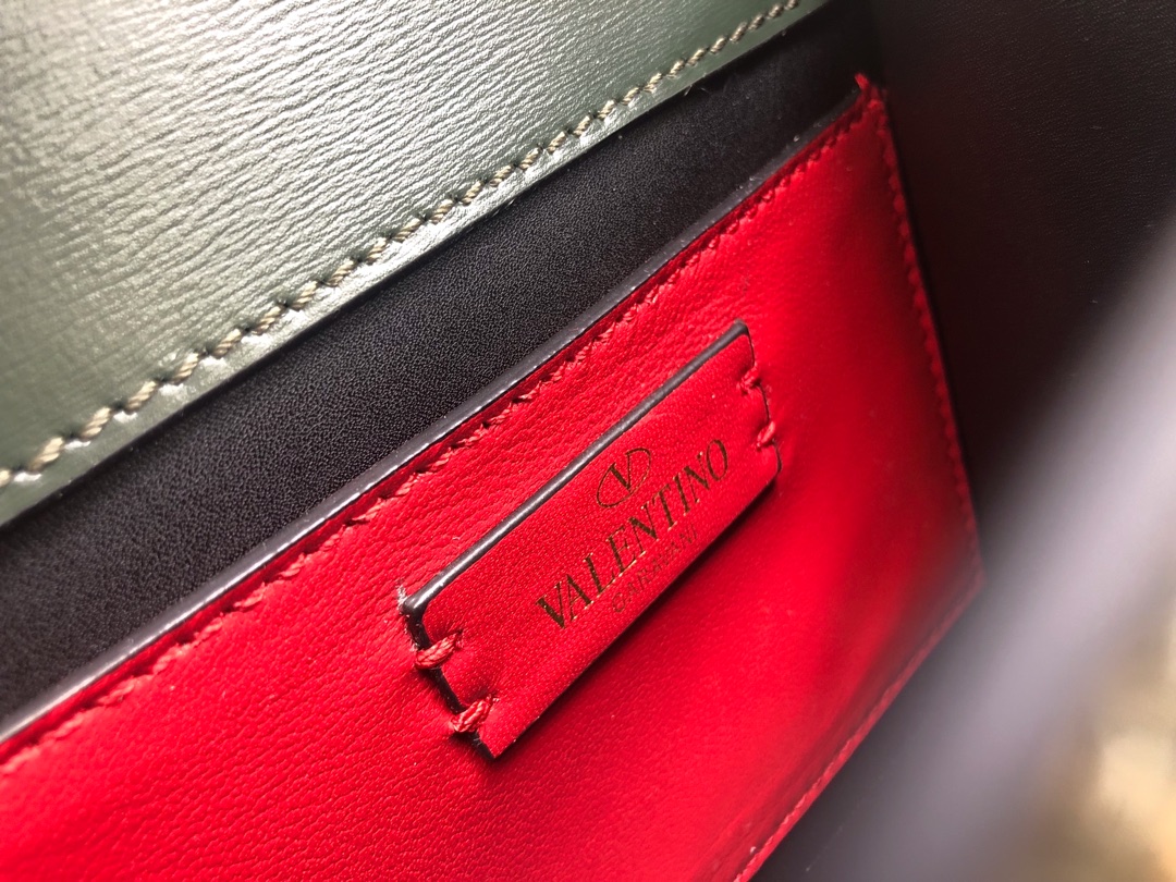 华伦天奴Valentino大V扣复古进口牛皮单肩包0074S