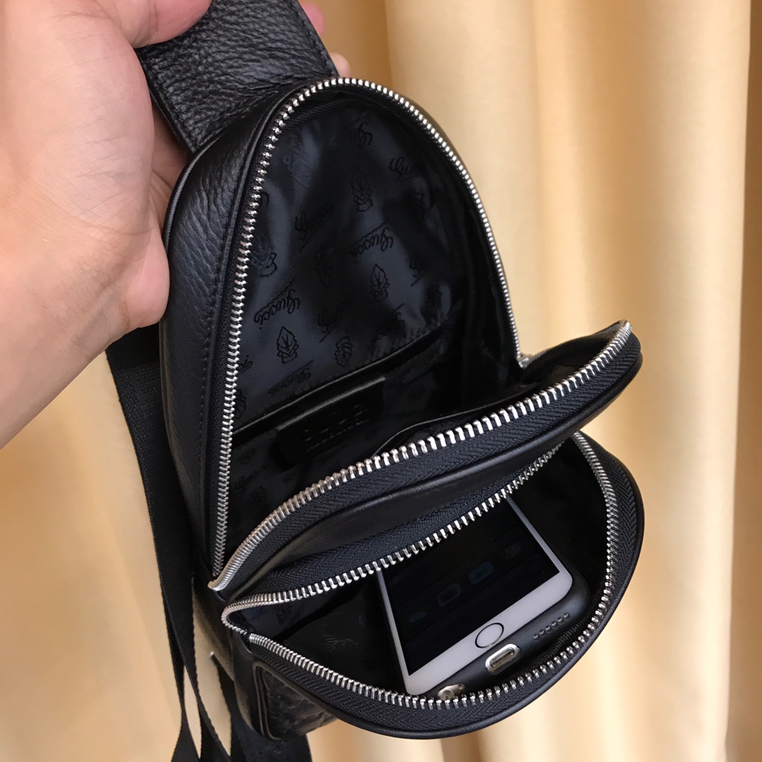 💥（G 家款 ）🇮🇹新款 胸包🐮，采用进口头层牛皮、手感非常柔软、高品质五金，特别有档次，设计简单，帅气