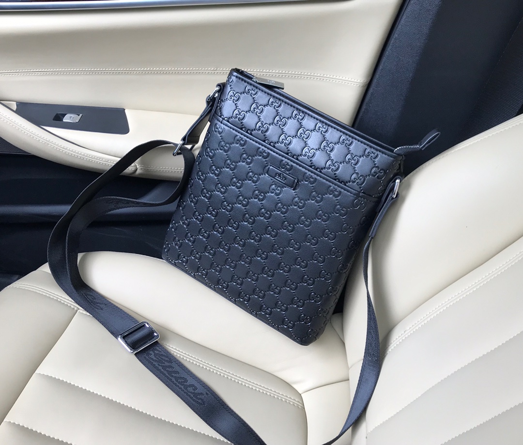 GUCCI男士休闲系列挺阔流畅大方的楦型设计，以精湛缝线勾勒休闲的雅致情怀、描写男人自信的轮廓看似简约的一款、实际做工相当复杂、非常简单经典。规格：24x27x6cm