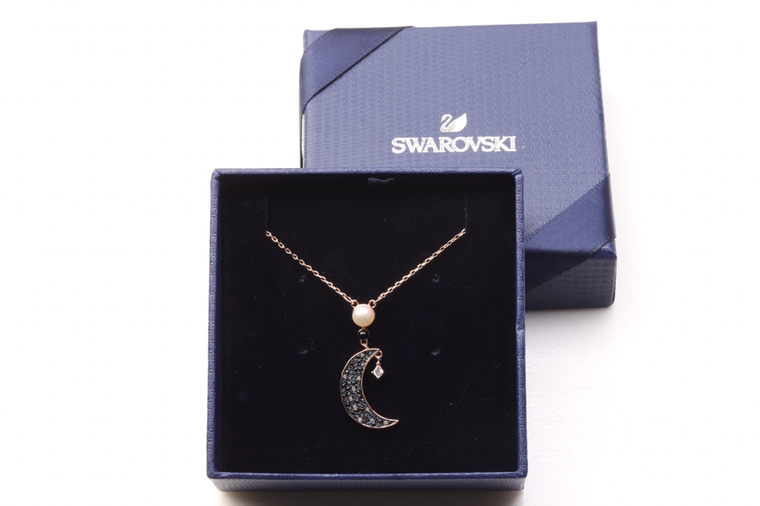 NO:766402,Swarovski's new Pearl Star and Moon collarbone necklace has a shape inspired by the night sky. The moon and star decoration symbolize hopes and dreams. The gradient effect of blue pavé Swarovski imitation crystal is a good choice for daily accessories. Swarovski necklace, stuart weitzman, necklace19860909Swarovski 新款珍珠星月 锁骨项链 以夜空为灵感的造型,月亮和星星装饰象征希望及梦想,渐变效果的蓝色密镶Swarovski仿水晶,日常配饰的上佳选择.,施华洛项链,stuart weitzman,necklace,Jewelry