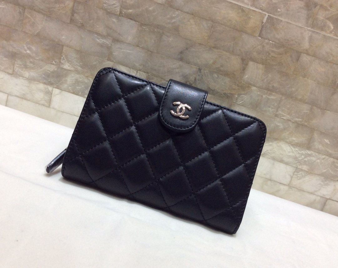 CHANEL 原单进口羊皮短折钱夹 A48667黑色/银扣