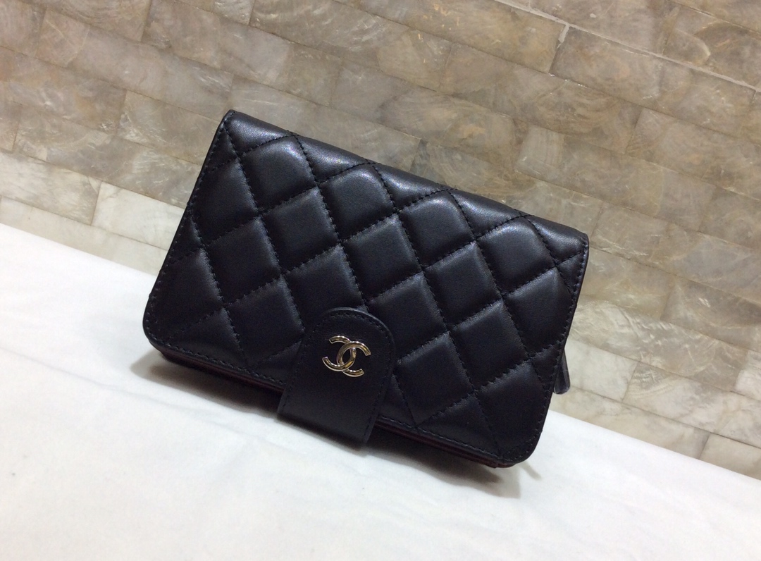 CHANEL 原单进口羊皮短折钱夹 A48667黑色/银扣