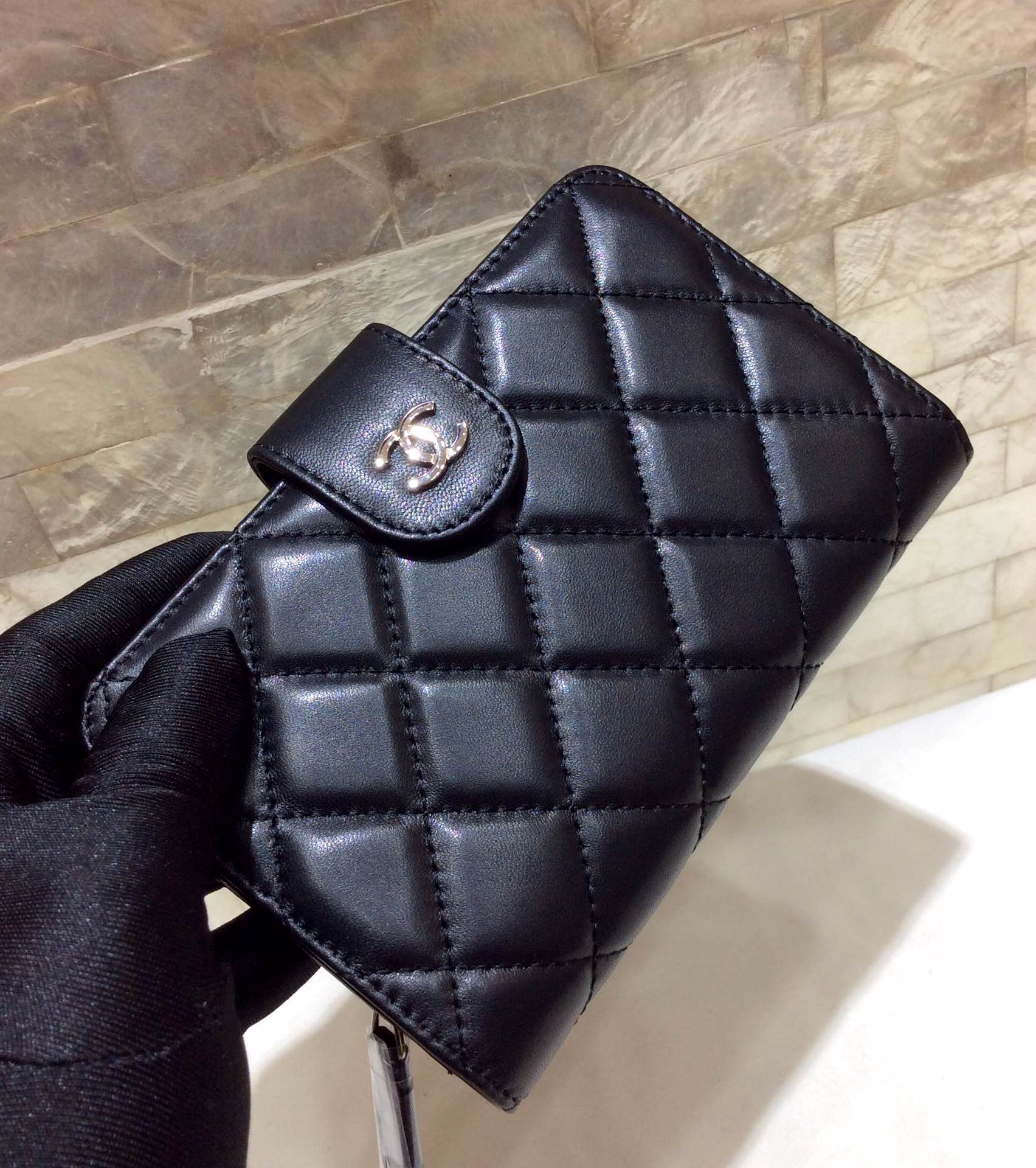 CHANEL 原单进口羊皮短折钱夹 A48667黑色/银扣