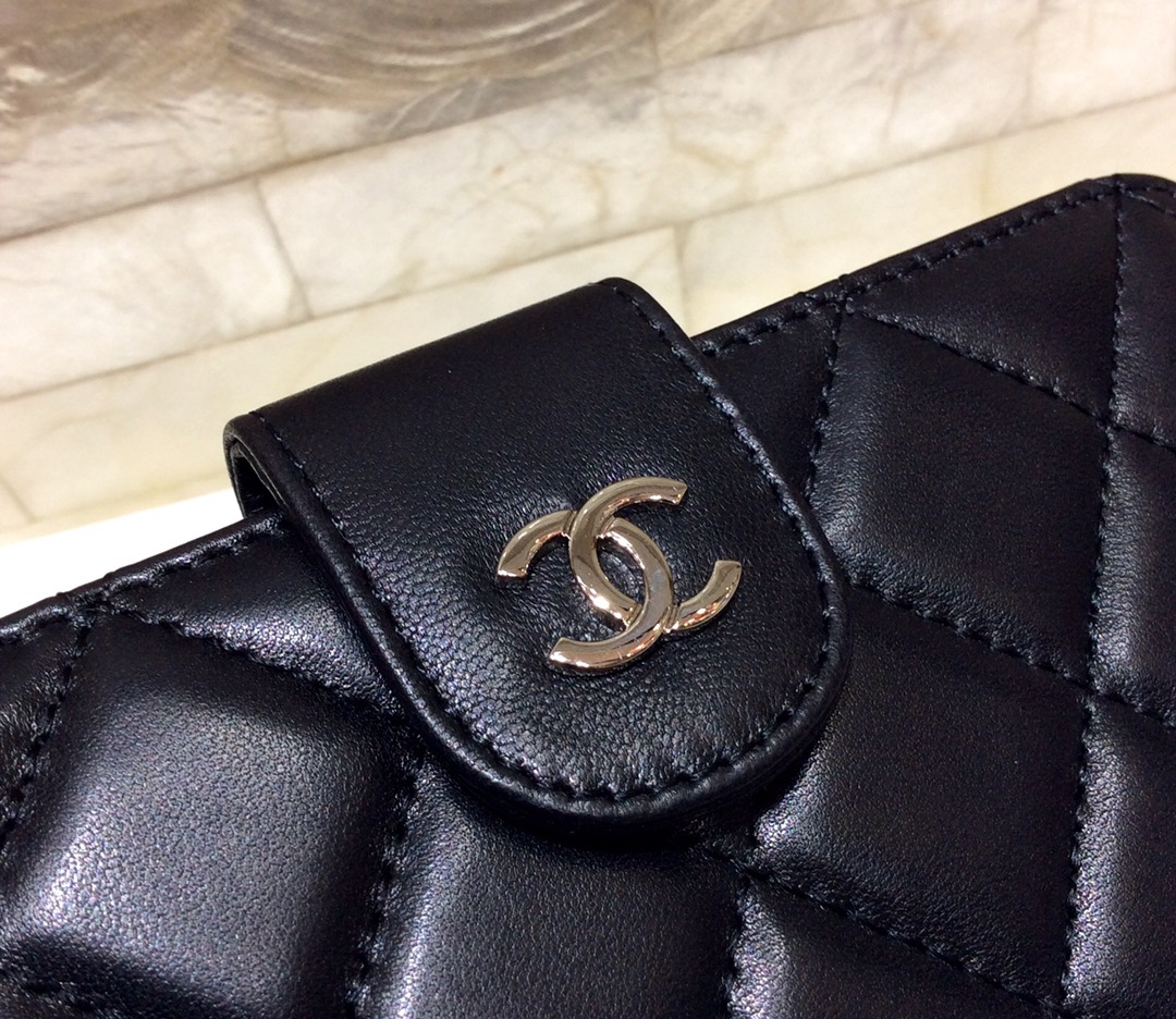 CHANEL 原单进口羊皮短折钱夹 A48667黑色/银扣