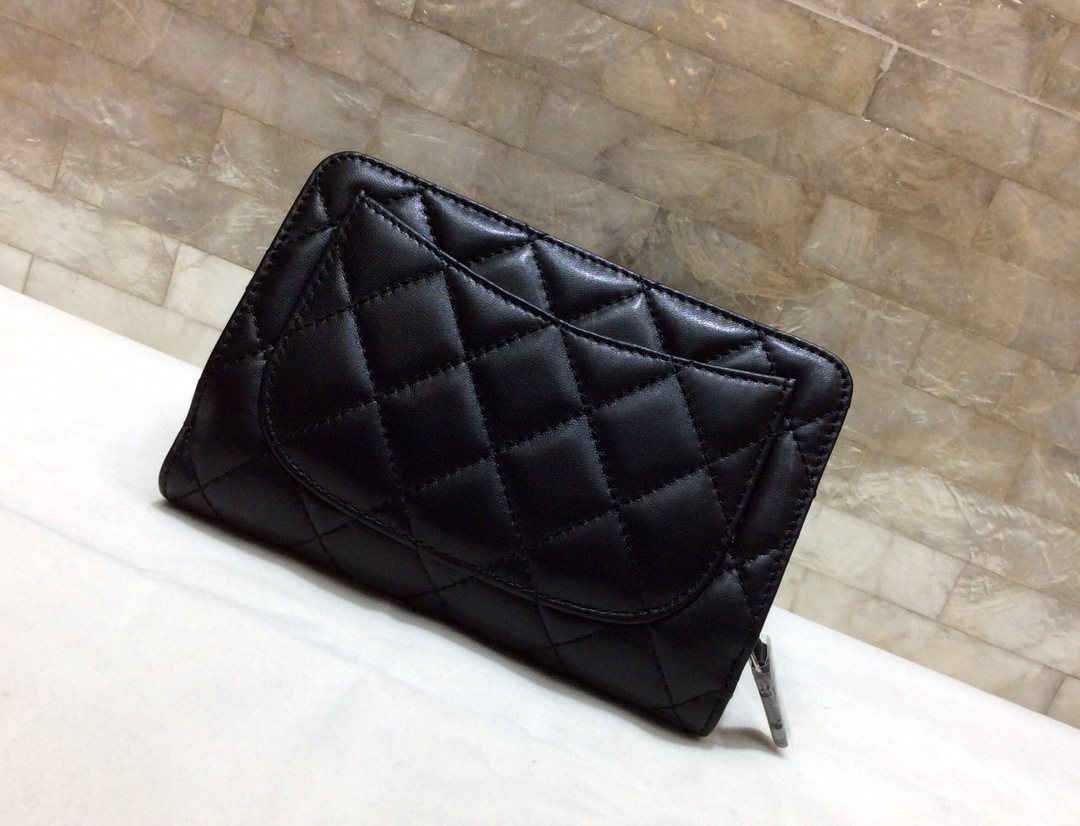 CHANEL 原单进口羊皮短折钱夹 A48667黑色/银扣