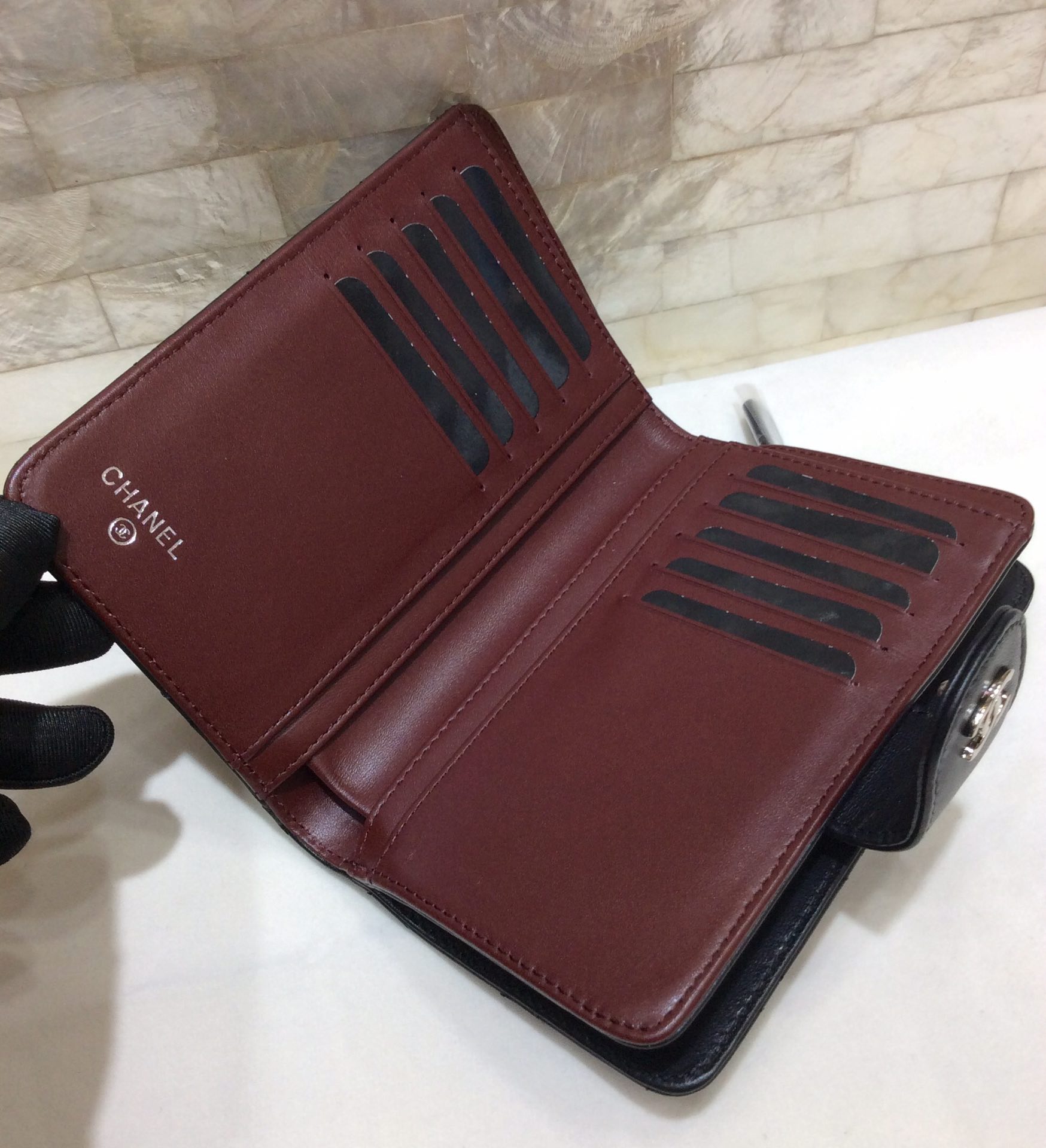 CHANEL 原单进口羊皮短折钱夹 A48667黑色/银扣