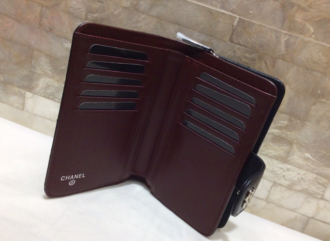 CHANEL 原单进口羊皮短折钱夹 A48667黑色/银扣
