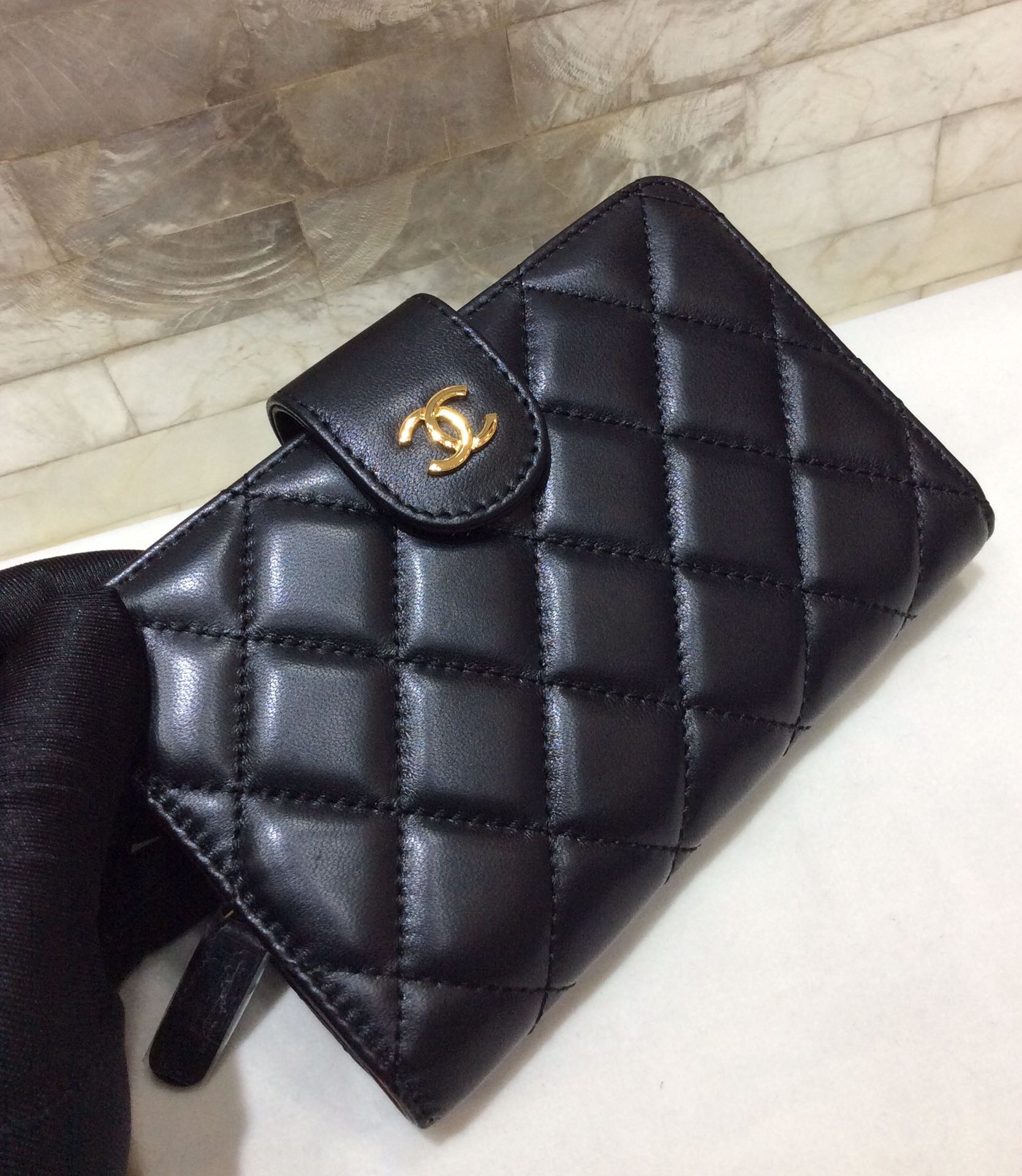 CHANEL 原单进口羊皮短折钱夹 A48667黑色/金扣