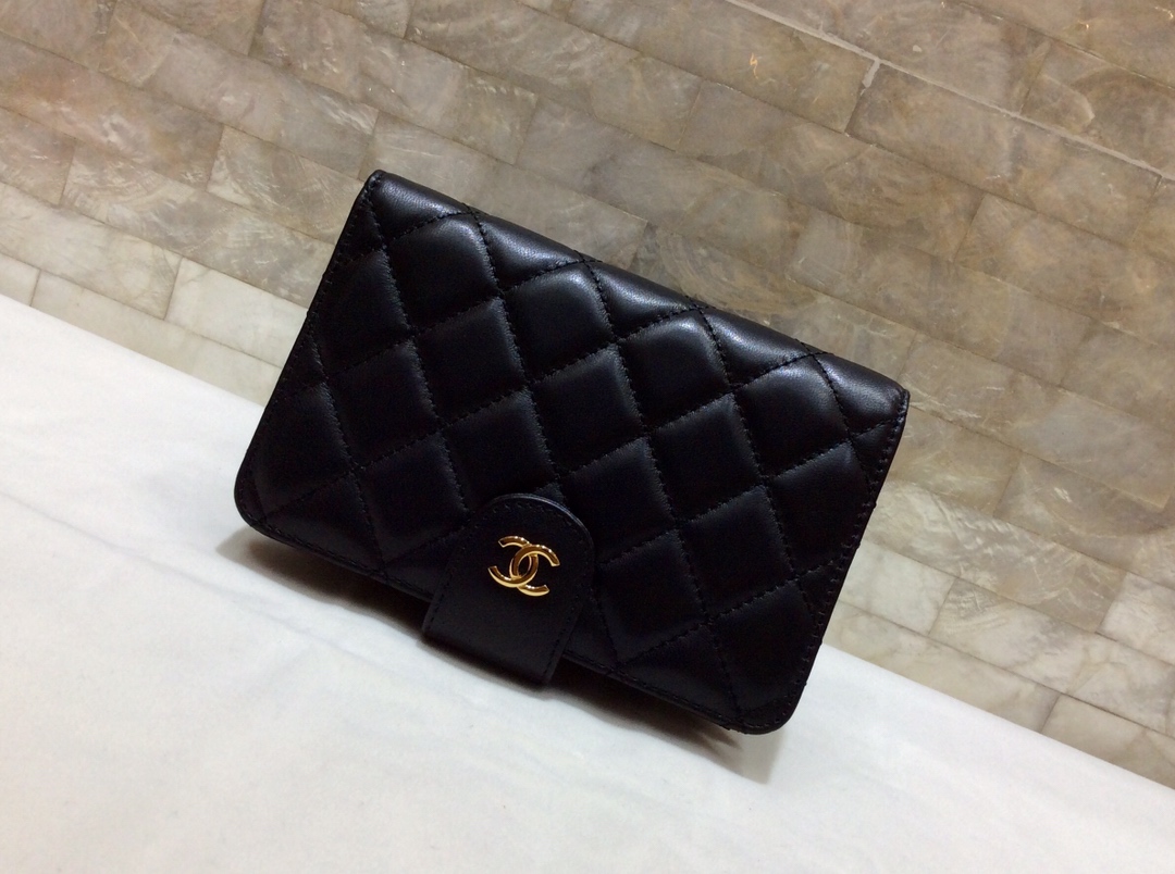 CHANEL 原单进口羊皮短折钱夹 A48667黑色/金扣