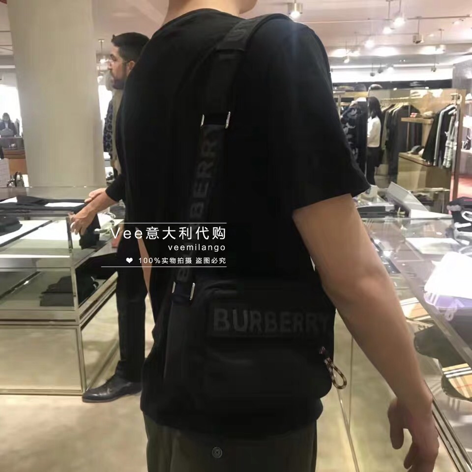 注意看一下模特上身图,可单肩可斜挎,可手拿,纯正小,感觉就缺这么一只小单肩相机包,精致完美,又是另一种感觉,可以做手拿包钱包用 9