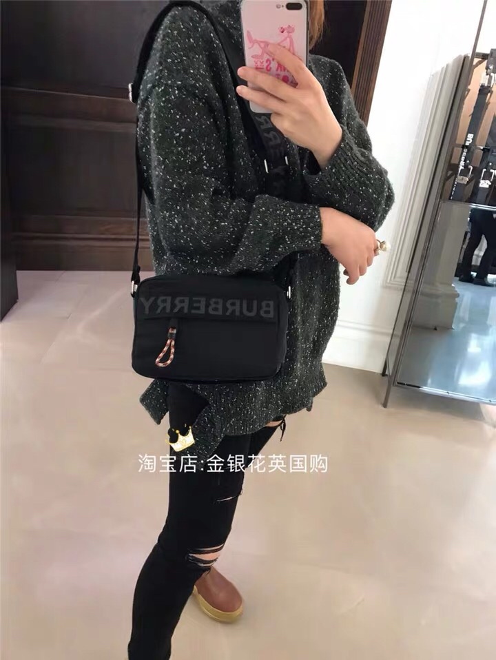 注意看一下模特上身图,可单肩可斜挎,可手拿,纯正小,感觉就缺这么一只小单肩相机包,精致完美,又是另一种感觉,可以做手拿包钱包用 7
