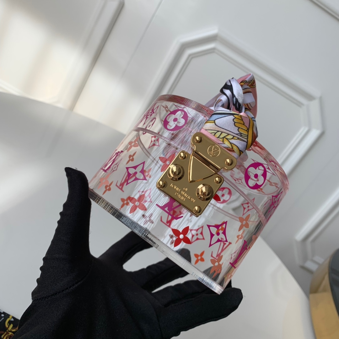 NO:395403,[Exclusive real photo, transparent box] Transparent metal buckle round box uses imported plexiglass all-steel hardware!  In addition, the most beautiful box is one of the most beautiful boxes. It is worthy of being a box family. There are always surprises. I don’t know which particularly creative young lady has put on a scarf and carried it on the street... and then it became so popular that it was out of stock all over the world. The key is that the effect of the combination was unexpectedly perfect and amazing. 2019., LV [original leather], louis vuitton19860909【独家实拍 透明盒子】透明金属扣圆盒子 采用进口有机玻璃全钢五金！另外配送丝巾 最美盒子 没有之一 不愧是盒子世家,总有惊喜也不知道哪位特别有创造力的小姐姐配了一条丝巾拎上街…然后就火到全球断货了关键是搭配出来的效果出乎意料的完美结合而且无比惊艳.2019.,LV【原厂皮】,louis vuitton,Bag