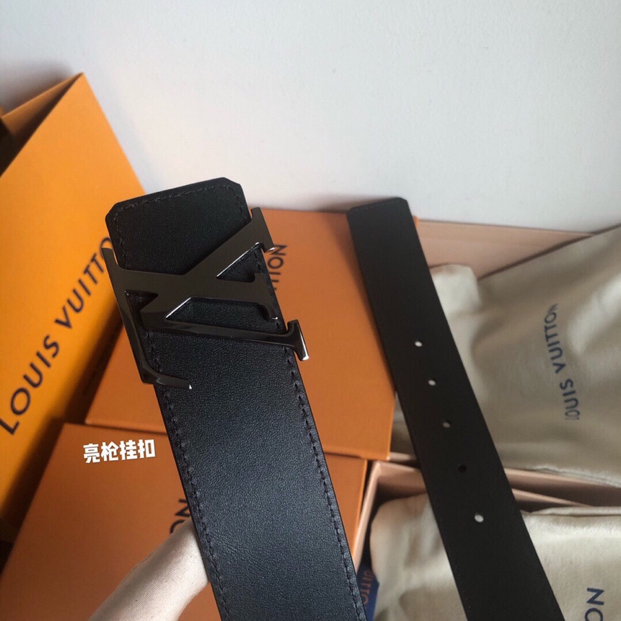 H5 ：配全套包装盒 路易威登标志性的LV Initiales腰带推出双面款式,正反两面各采用优雅的深棕色小牛皮和黑色小牛皮,搭配庄重的镀钌黄铜润饰带扣,商务休闲两相宜.