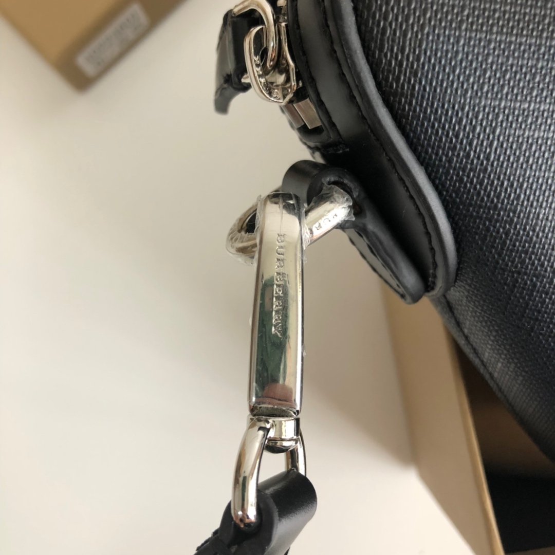 Burberry Classic Black pebbled leather 25x14cm everyday