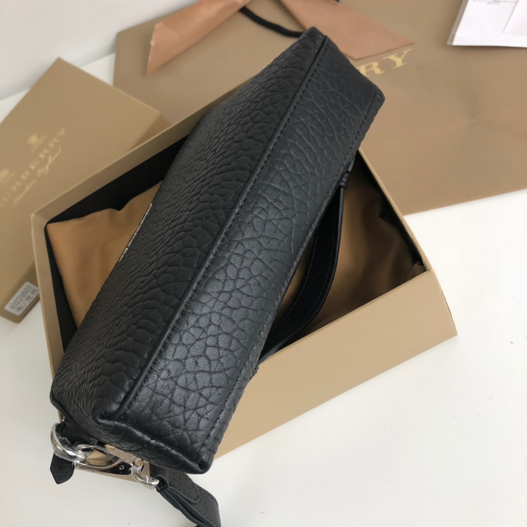 Burberry Classic Black pebbled leather 25x14cm everyday