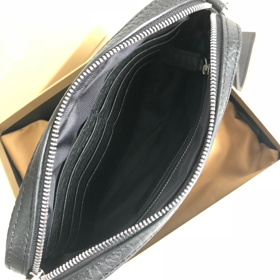 Burberry Classic Black pebbled leather 25x14cm everyday
