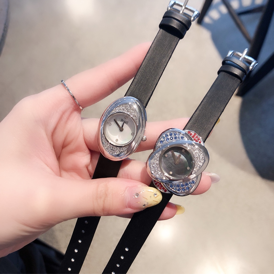 Piaget 伯爵 非凡珍品系列腕表 表壳由可顺时针旋转的三片花瓣造型组成一朵完美的三色艳丽花朵