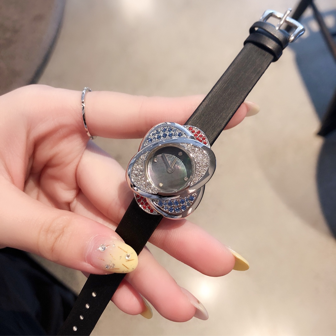 Piaget 伯爵 非凡珍品系列腕表 表壳由可顺时针旋转的三片花瓣造型组成一朵完美的三色艳丽花朵