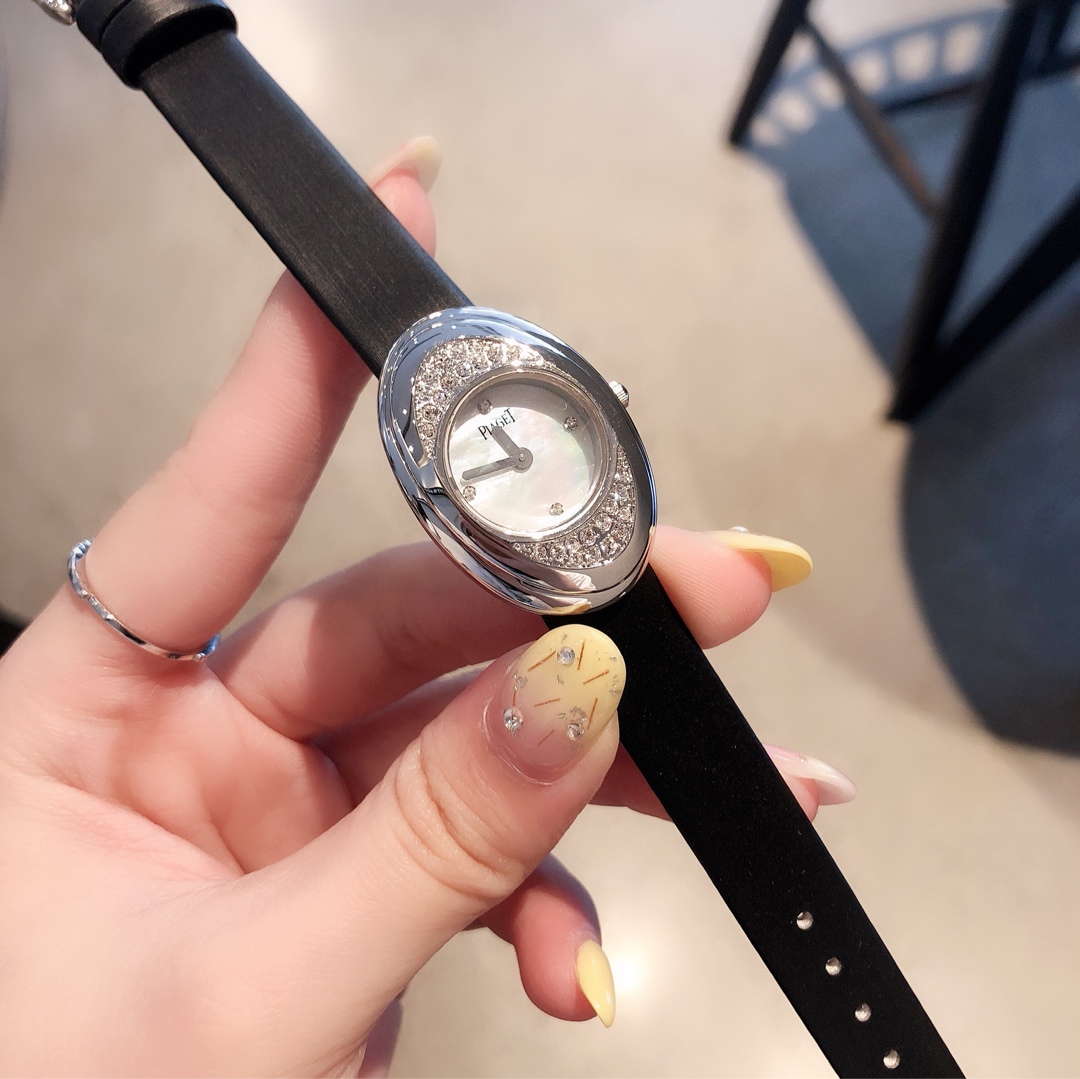 Piaget 伯爵 非凡珍品系列腕表 表壳由可顺时针旋转的三片花瓣造型组成一朵完美的三色艳丽花朵