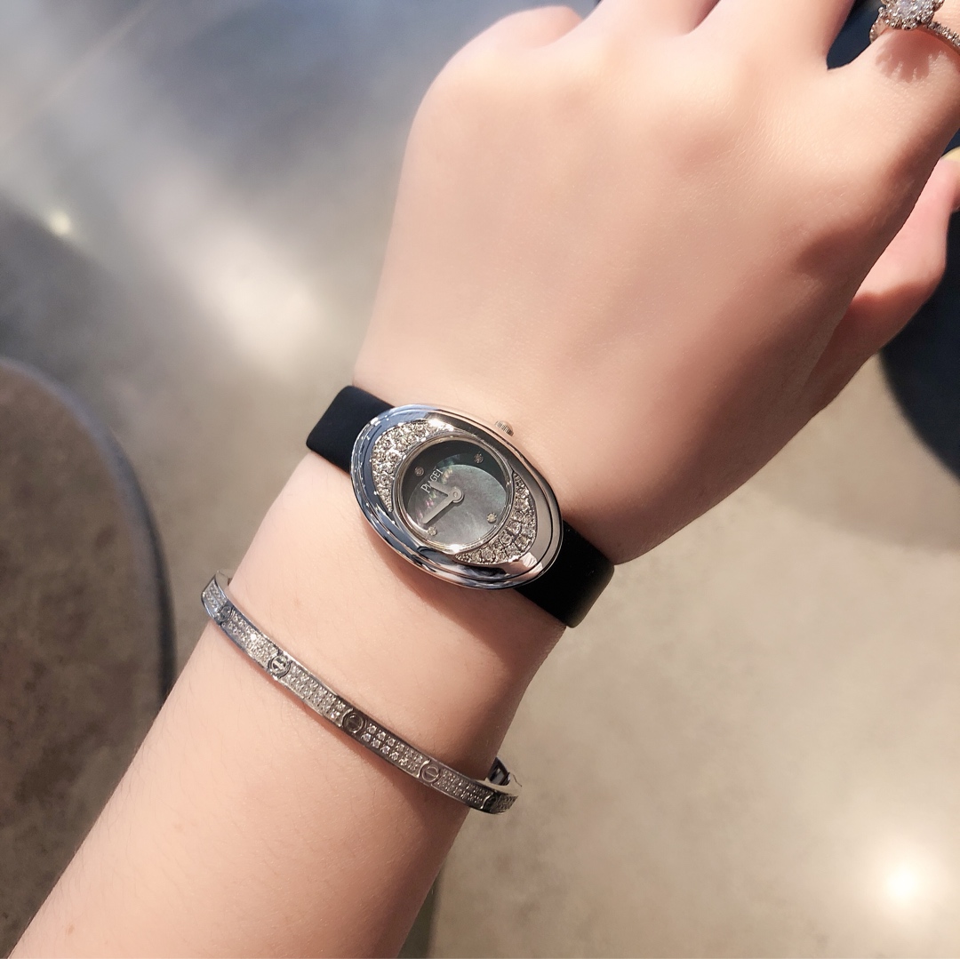Piaget 伯爵 非凡珍品系列腕表 表壳由可顺时针旋转的三片花瓣造型组成一朵完美的三色艳丽花朵