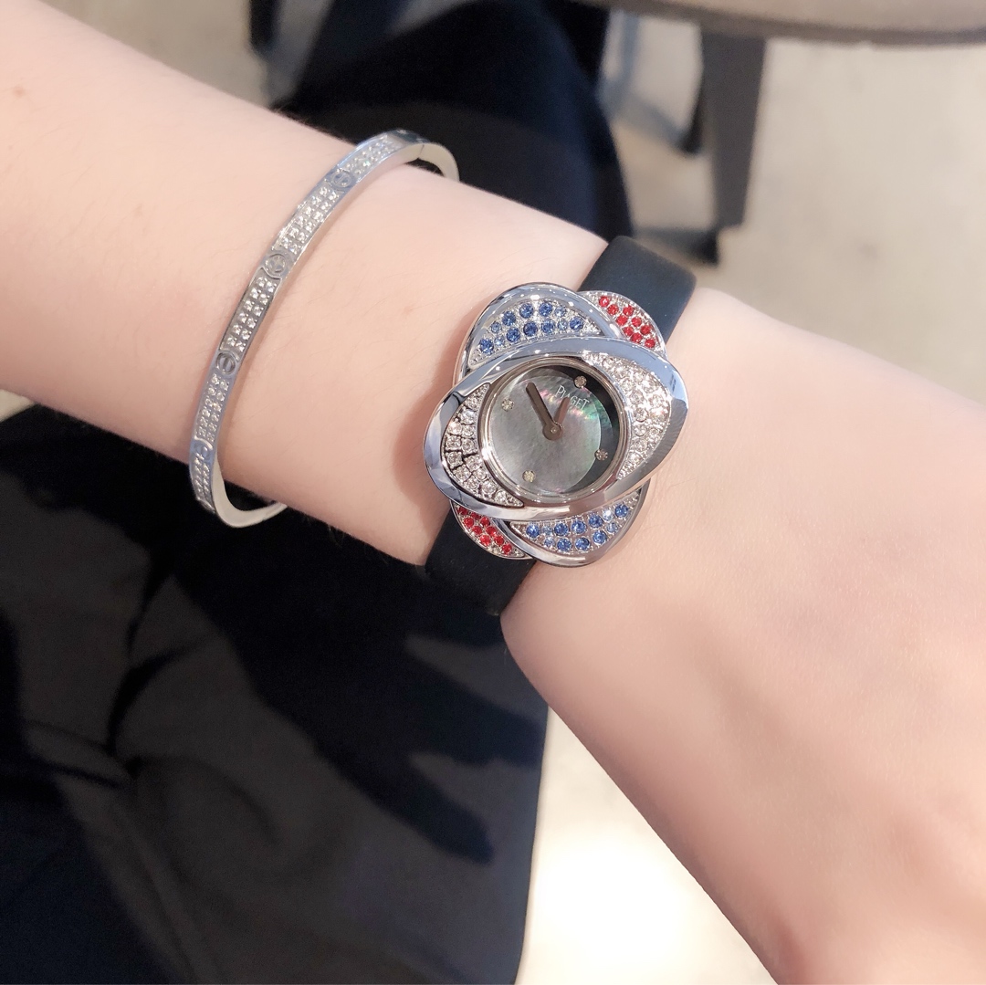 Piaget 伯爵 非凡珍品系列腕表 表壳由可顺时针旋转的三片花瓣造型组成一朵完美的三色艳丽花朵